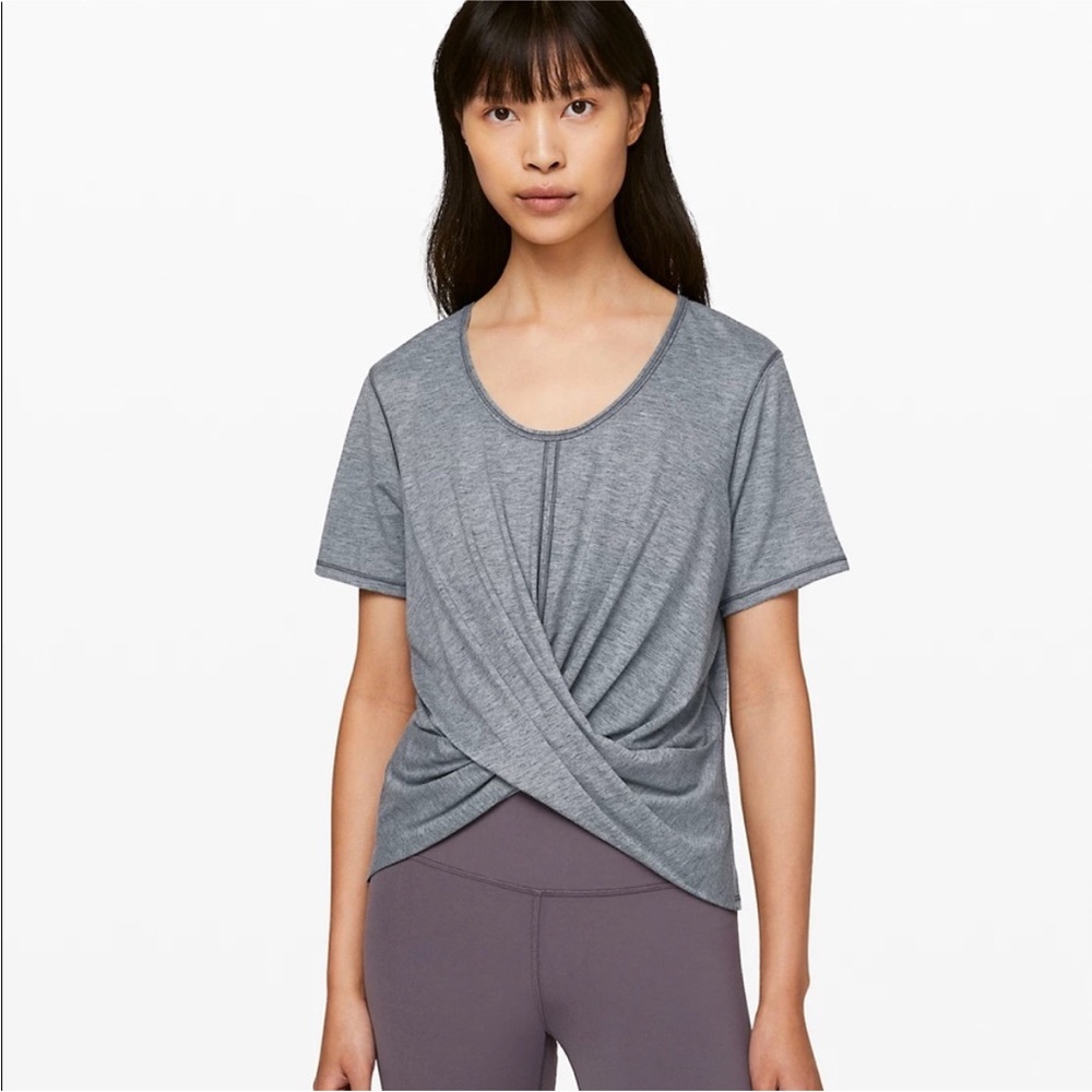 Lululemon Do the Daily short sleeve twist front shirt. Gray. Size 4
